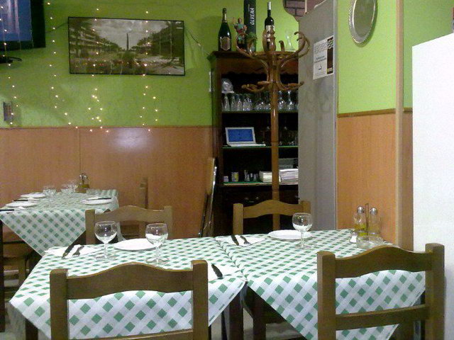 Imatge de l'interior del Restaurant Gavamar de Saragossa publicada a Facebook que cont� una fotografia de l'avinguda del mar i del monument de la vela de Gav� Mar (2012)